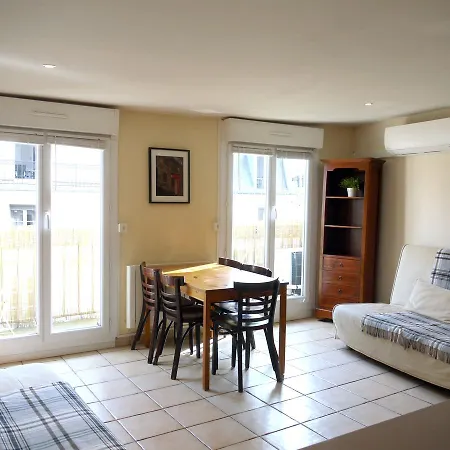 Lumineux Avec Balcon Au Coeur De Parigi