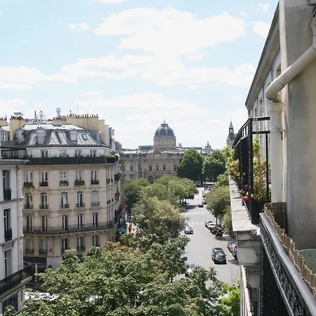 Lumineux Avec Balcon Au Coeur De Parigi